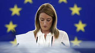 La Presidenta del Parlamento Europeo, Roberta Metsola, pronuncia su discurso y mira sus notas durante una sesión especial sobre los grupos de presión este 12 de diciembre