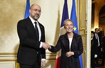 Primeiro-ministro ucraniano, Denys Shmyhal, aperta a mão a Elisabeth Borne, primeira-ministra francesa, em Paris