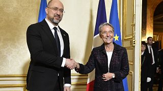 Denisz Smihal ukrán és Elisabeth Borne francia miniszterelnök Párizsban 2022. december 12-én