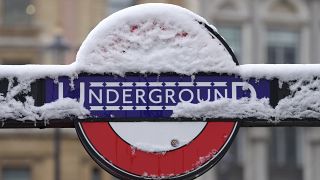 Указатель метро под снегом в Лондоне