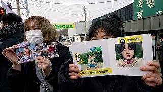 Fans warten auf das Mitglied der K-Pop-Band BTS Jin in der Nähe eines Ausbildungszentrums der Armee in Yeoncheon