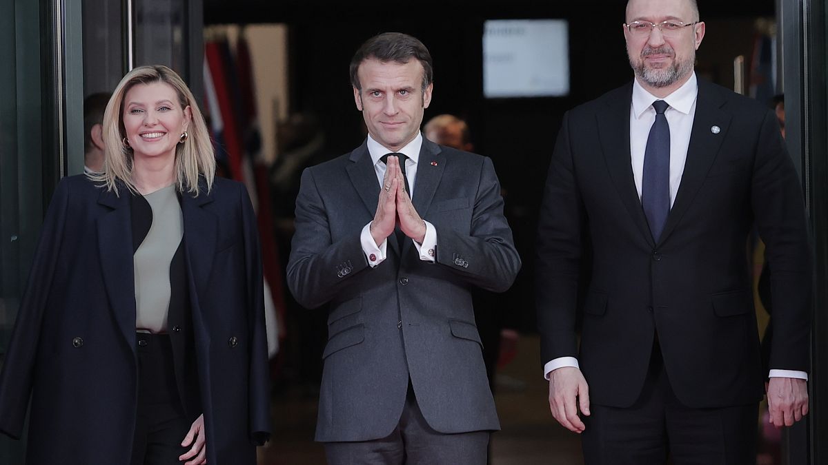 La primera dama ucraniana Olena Zelenska, el presidente francés Emmanuel Macron, y el primer ministro ucraniano Denys Shmyhal, antes de la conferencia de apoyo a Ucrania.
