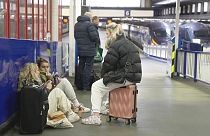 Utasok várakoznak egy brit pályaudvaron