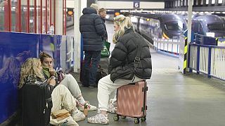 Utasok várakoznak egy brit pályaudvaron