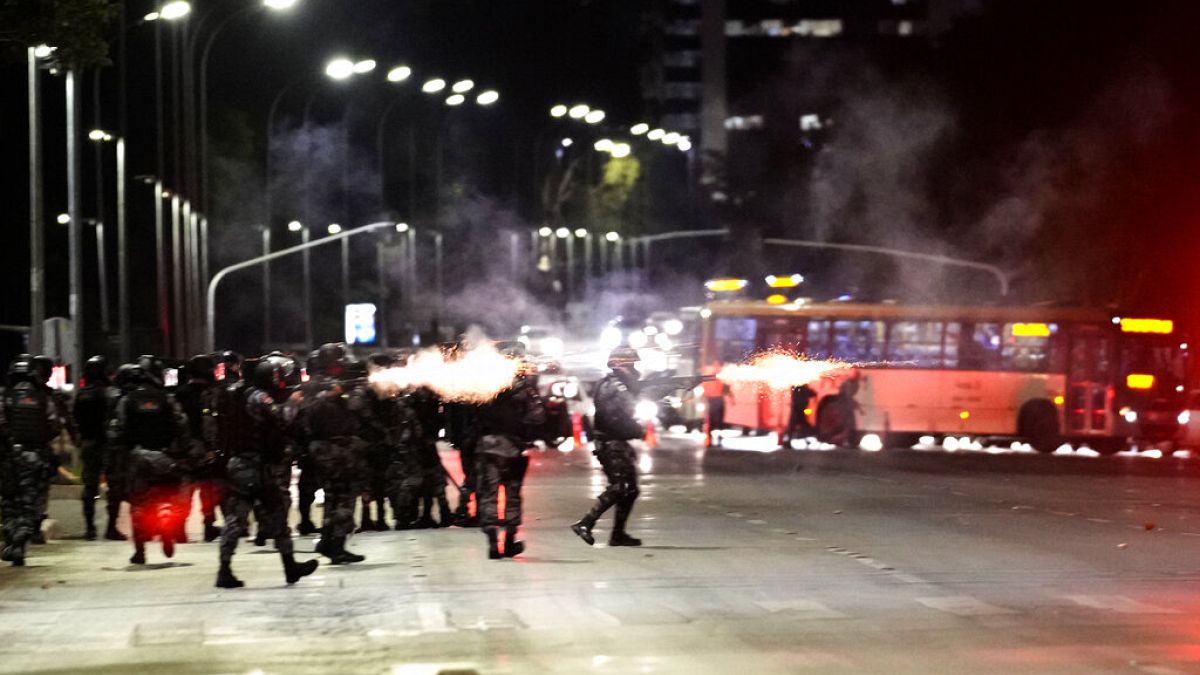 Υποστηρικτές του προέδρου της Βραζιλίας Jair Bolsonaro συγκρούονται με την αστυνομία βάζοντας φωτιά σε διάφορα οχήματα, 12/12/2022