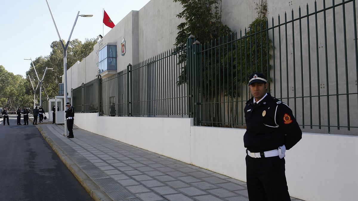 شرطي مغربي أمام المكتب المركزي للأبحاث القضائية بسلا المغربية (أرشيف) 