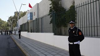 شرطي مغربي أمام المكتب المركزي للأبحاث القضائية بسلا المغربية (أرشيف)