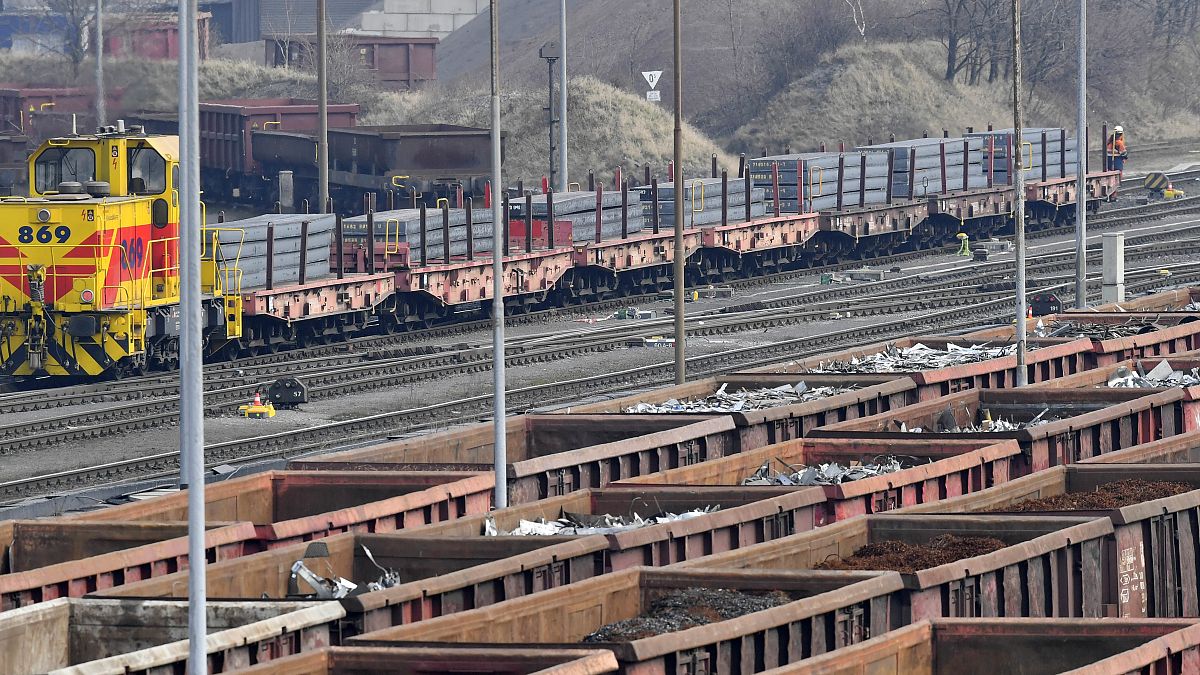 Acéllemezeket szállító vonat a németországi Duisburgban 2018. március 2-án