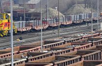 Acéllemezeket szállító vonat a németországi Duisburgban 2018. március 2-án