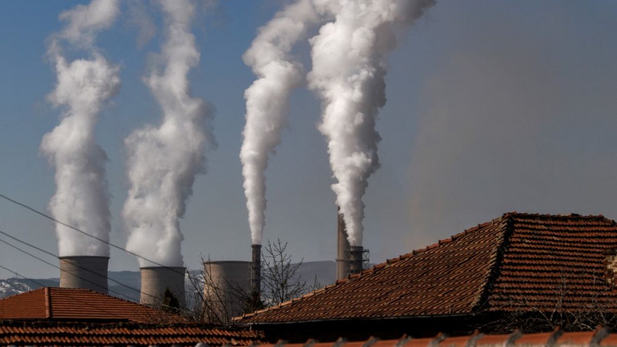 دخان يتصاعد من مداخن محطة بوبوف دول للطاقة الحرارية، بالقرب من قرية جوليمو سيلو، بلغاريا- 2021