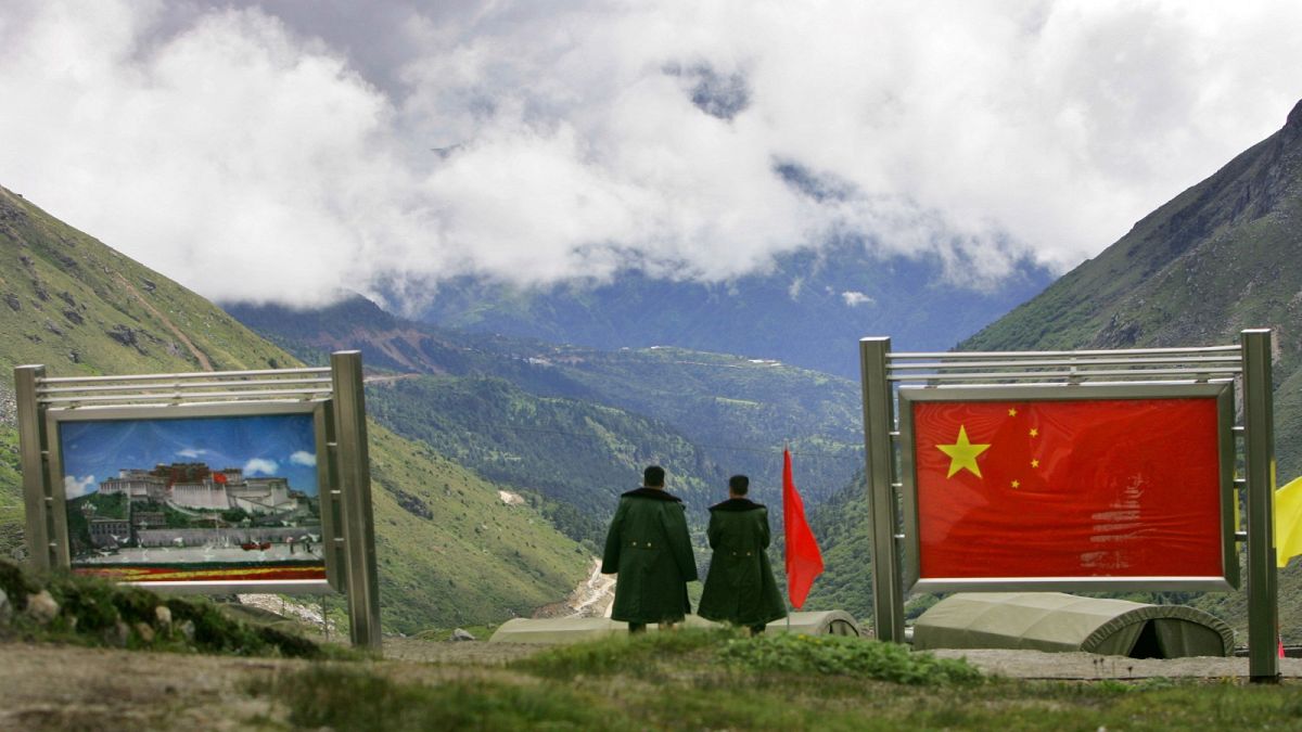 ضباط صينيون عند الجانب الصيني من الحدود الدولية عند ممر ناثولا، في ولاية سيكيم شمال شرق الهند، الأربعاء 5 يوليو 2006
