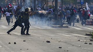 A tüntetők Peru több településén is összecsaptak a rendfenntartókkal.