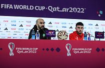 يحضر مدرب المنتخب المغربي وليد الركراكي (إلى اليسار) ولاعب الوسط إلياس، مؤتمرا صحفيا في الدوحة-  13 ديسمبر 2022 ، قبل يوم من مباراة نصف نهائي كأس العالم لكرة القدم