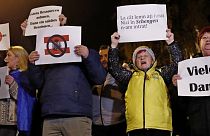 Vétó után: Ausztria bukaresti nagykövetsége előtti román tüntetők