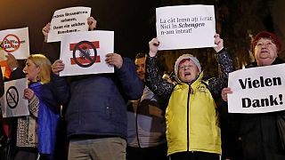 Vétó után: Ausztria bukaresti nagykövetsége előtti román tüntetők