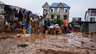 مقتل 50  شخصاً على الأقل جراء الفيضانات التي اجتاحت العاصمة الكونغولية كينشاسا بسبب الأمطار الغزيرة التي أدت أيضاً إلى انهياراتٍ أرضية، 12 ديسمبر 2022.
