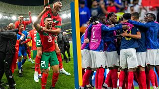 A g. : joueurs marocains fêtant la victoire sur le Portugal, le 10/12/2022 - A dr. : les Bleus célébrant leur succès face aux Anglais, le 11/12/2022