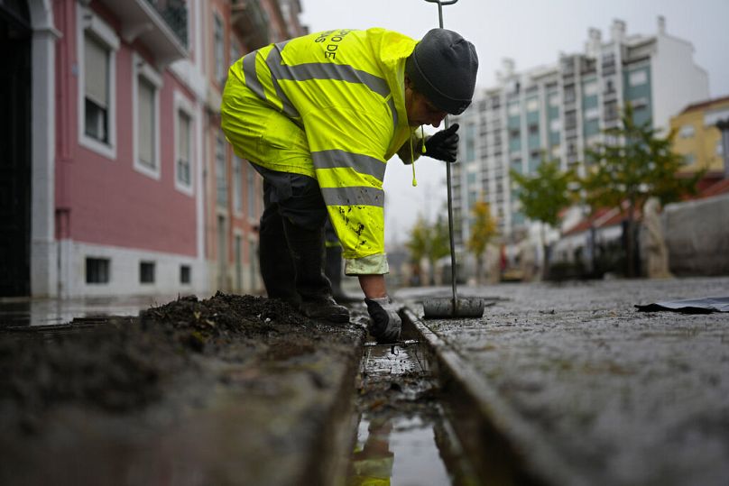 Sistema de drenagem interna das cidades não é capaz de escoar toda a água que circula à superfície