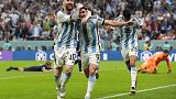 Lionel Messi e Julian Alvarez festeggiano il secondo gol dell'Argentina