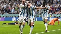 Lionel Messi e Julian Alvarez festeggiano il secondo gol dell'Argentina