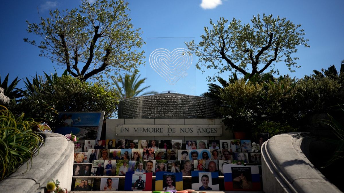 النصب التذكاري لضحايا هجوم 14 يوليو 2016 بصور وأسماء الضحايا في الهجوم نيس عام 2016 في فرنسا.
