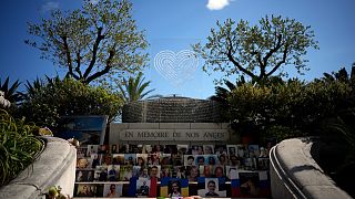 النصب التذكاري لضحايا هجوم 14 يوليو 2016 بصور وأسماء الضحايا في الهجوم نيس عام 2016 في فرنسا.