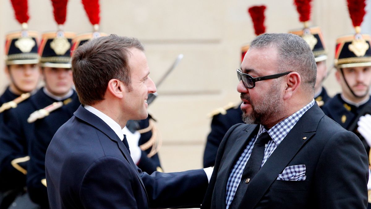 صورة أرشيفية للرئيس الفرنسي إيمانويل ماكرون لدى استقباله العاهل المغربي الملك محمد السادس في قصر الإليزيه بباريس، 10 أبريل 2018.