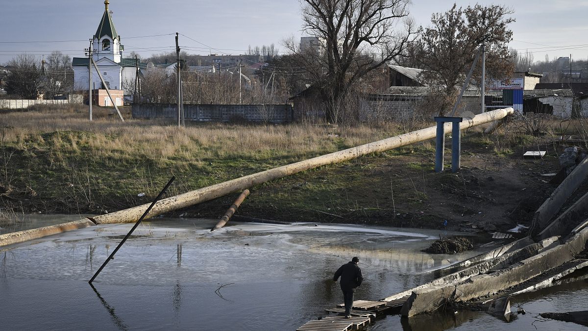 Повреждённый мост в Бахмуте, Донецкая область Украины.