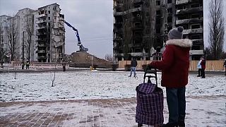 Κάτοικος της Borodyanka στέκεται μπροστά από το κτίριο όπου βρισκόταν το διαμέρισμά της