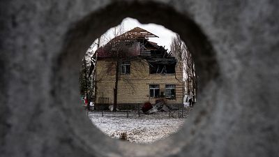 مبنى مكتب ضرائب تضرر بشدة جراء القصف الروسي. كييف - أوكرانيا. 2022/12/14