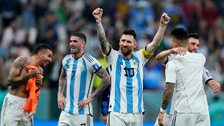Лионель Месси и другие игроки сборной Аргентины после победы над Хорватией в полуфинале ЧМ-2022