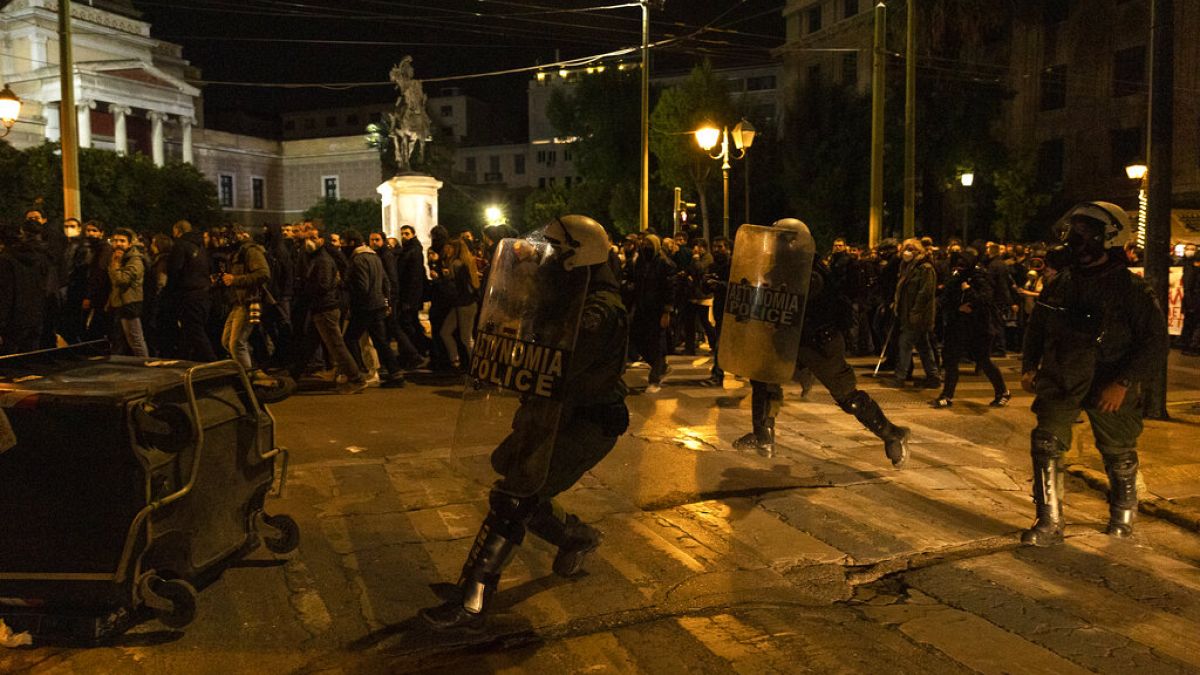 Δυνάμεις της αστυνομίας συγκρούονται με διαδηλωτές σε πορεία κατά της αστυνομικής βίας στην Αθήνα
