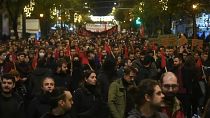 Manifestação na Grécia após a morte a tiro de um jovem de etnia cigana por um agente da polícia