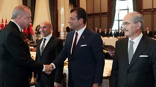 رجب طیب اردوغان، در سمت چپ، پیش از نشستی در کاخ خود در آنکارا، در حال استقبال از از اکرم امام اوغلو، شهردار استانبول، چهارشنبه ۱۱ سپتامبر ۲۰۱۹