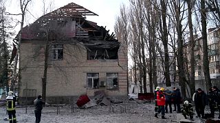 Des policiers ukrainiens examinent les restes d'un drone après une frappe sur un bâtiment administratif dans la capitale ukrainienne Kyiv, 14 décembre 2022. 