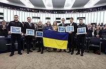 Parlamentspräsidentin Roberta Metsola mit ukrainischen Vertretern bei der Vergabe des Sacharow-Preises