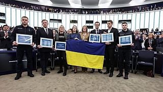 Az ukrán nép képviselői és Roberta Metsola (középen), az Európai Parlament elnöke a Szaharov-díj átadásán, Strasbourgban, 2022. december 14-én