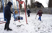 Des enfants ukrainiens jouent dans un parc
