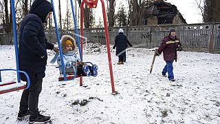 Des enfants ukrainiens jouent dans un parc