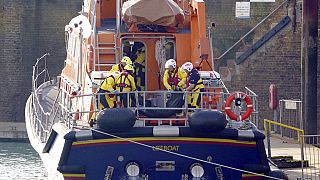 Miembros del bote salvavidas de Dover colocan una bolsa para cadáveres en una camilla después de una gran operación de búsqueda y rescate en el Canal de la Mancha, 14/12/2022