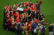 لاعبو منتخب المغرب يرفعون علم فلسطين خلال احتفالهم في ختام مباريات كأس العالم في قطر 2022 بدور الـ16 بين المغرب وإسبانيا على ملعب المدينة التعليمية، غرب الدوحة، 6 ديسمبر 2022.