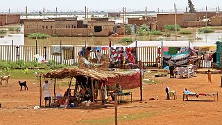 سودانيون نازحون إثر الفيضانات في مدينة المناقل، جنوب السودان.