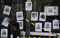 Un hombre coloca fotos de periodistas asesinados tras el asesinato del periodista Fredid Román durante una vigilia en Ciudad de México, el 24 de agosto de 2022.
