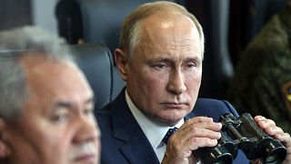 Vlagyimir Putyin és Szergej Sojgu védelmi miniszter egy hadgyakorlaton