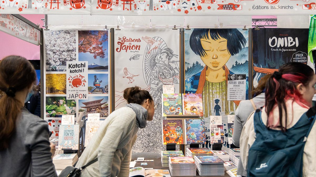 Besucher betrachten die Comicbücher während des 49. Internationalen Comicfestivals in Angouleme im März 2022.