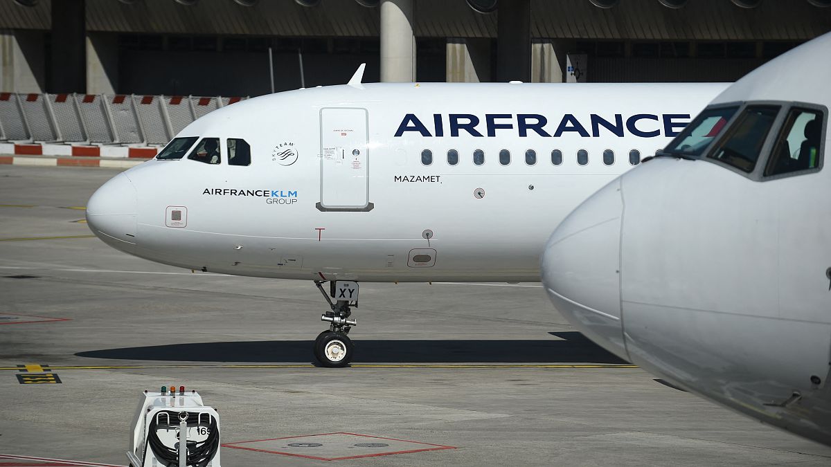 طائرة تابعة للخطوط الجوية الفرنسية "إير فرانس"