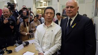 El manifestante de Hong Kong, Bob Chan, fue arrastrado al Consulado chino en Mánchester y golpeado durante una manifestación, posa durante una rueda de prensa en Londres, el 1