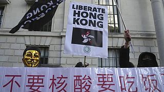 Манифестация гонконгских активистов перед зданием китайского консульства в Манчестере