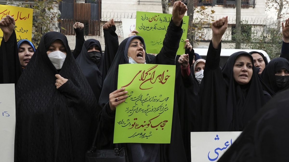 Un grupo de manifestantes progubernamentales frente a la oficina de las Naciones Unidas en Teherán, Irán, martes 13 de diciembre de 2022. 