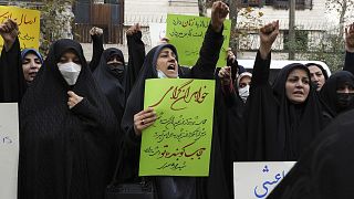 Az iráni rezsim támogatói tüntetnek az ENSZ teheráni irodája előtt